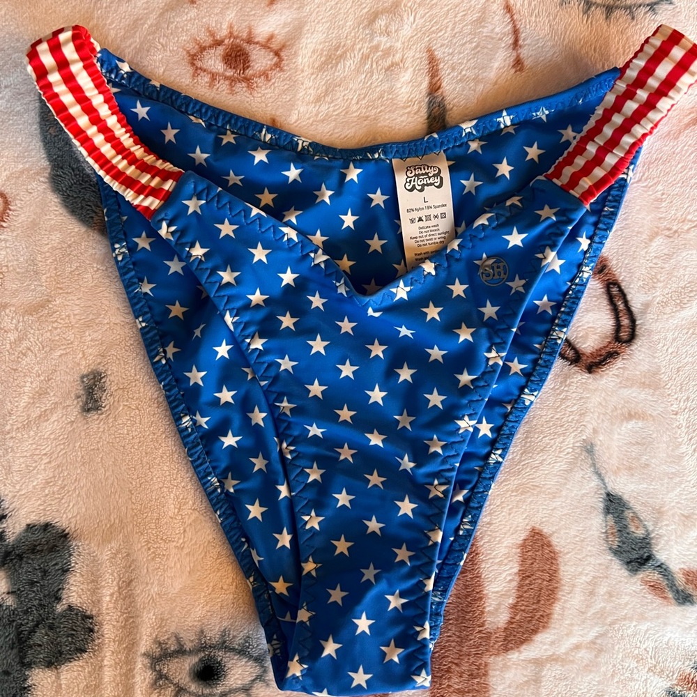 Salty Honey swim bottom. Size large. NWOT.